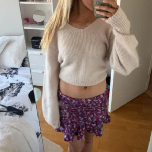 Super fin kjol - Säljer denna as fina kjol, som knappt är använd. Kjolen är i strl xxs men passar xxs-xs-s. De finns en dragkedja på sidan av, vid frågor eller fler bilder så hör av er!💕 den är köpt på NK så vet ej om den finns kvar. Köpte den för runt 800
