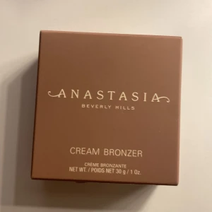 Anastasia bronzer - Helt oanvänd Anastasia bronzer i färgen golden tan. Säljer då jag råkade klicka hem två. Förpackningen är lite uppsliten, skriv för bilder🥰🥰