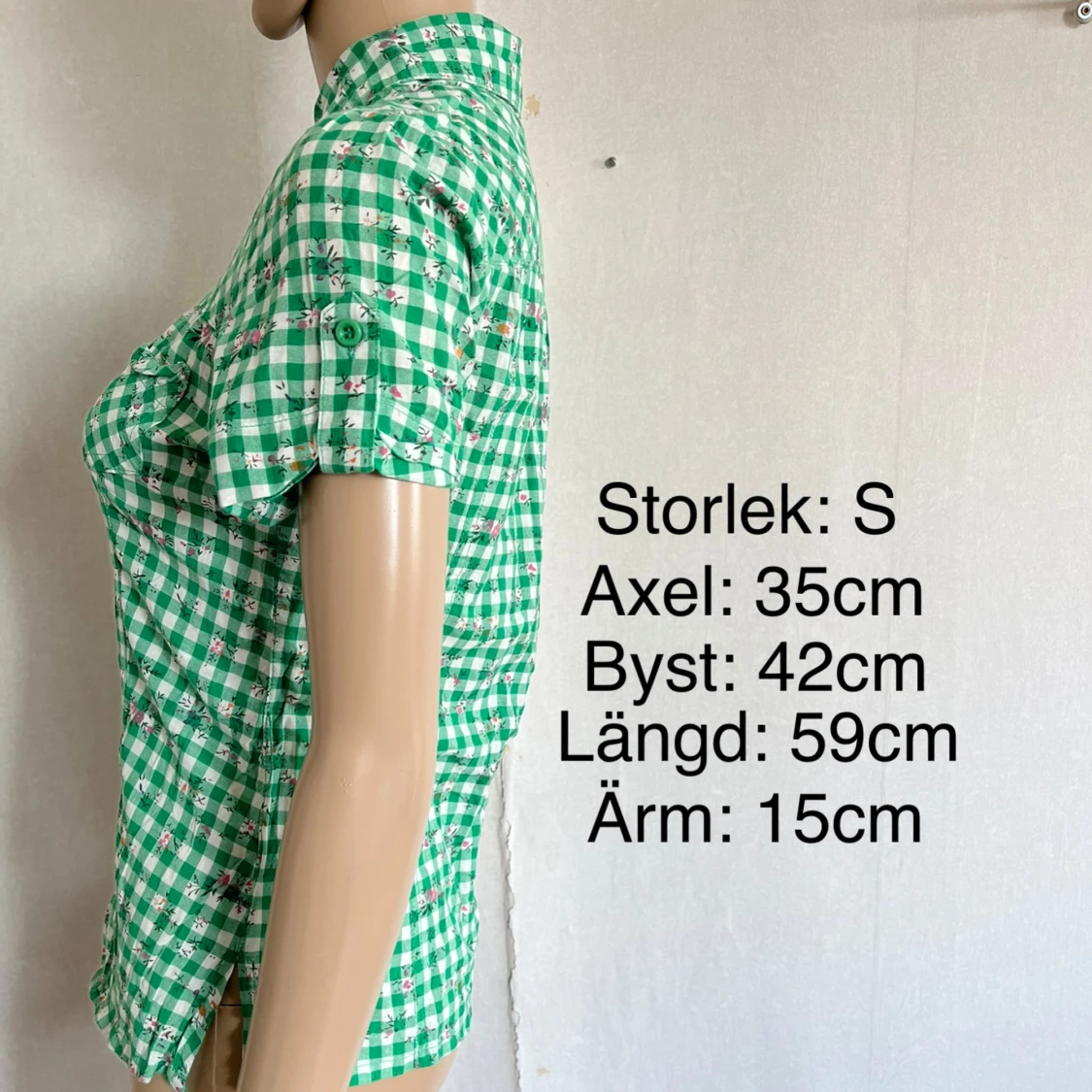 Söt rutig skjorta med små blommor - 91