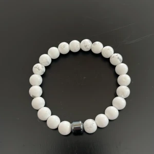 Vitt armband, med grå nyanser och silver del. Pärlarmband. - One size, Nypris 299 kr. Säljes för 150 kr, billigare vid snabbare affär