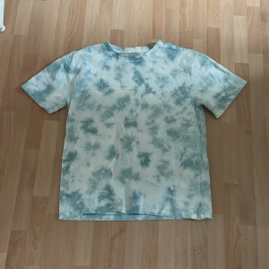 T-shirt - Blå vit T-shirt som bara har blivit använd 2 gånger ungefär, då den inte riktigt var min typ av färgkombination.
