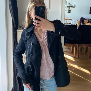 Höst kappa, jacka  - Prefekt kappa nu till hösten. Kommer tyvärr inte till användning, därav säljer jag. Använd några enstaka gånger så i super bra skick. Hör gärna av er vid frågor💕