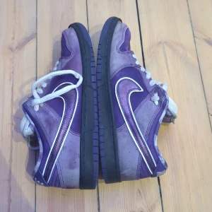 Nike purple lobster sb dunk - Använda ganska mycket inte så mycket synliga skador på swooshen på insidan kan man se lite använding annara är dom helt okej skick. Kan gå ner i pria vid snabb affär.  //dennis 