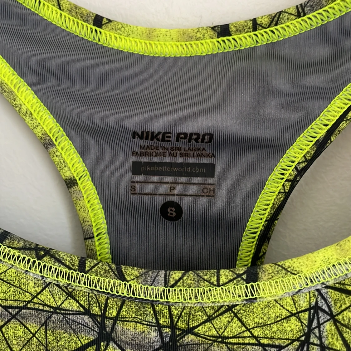 Gul och svart sporttopp från Nike - 91