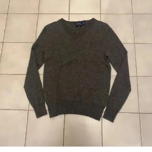 Merino ull tröja - Grymt skick passar 160-165 och är riktigt bekväm nu inför hösten/vintern. 