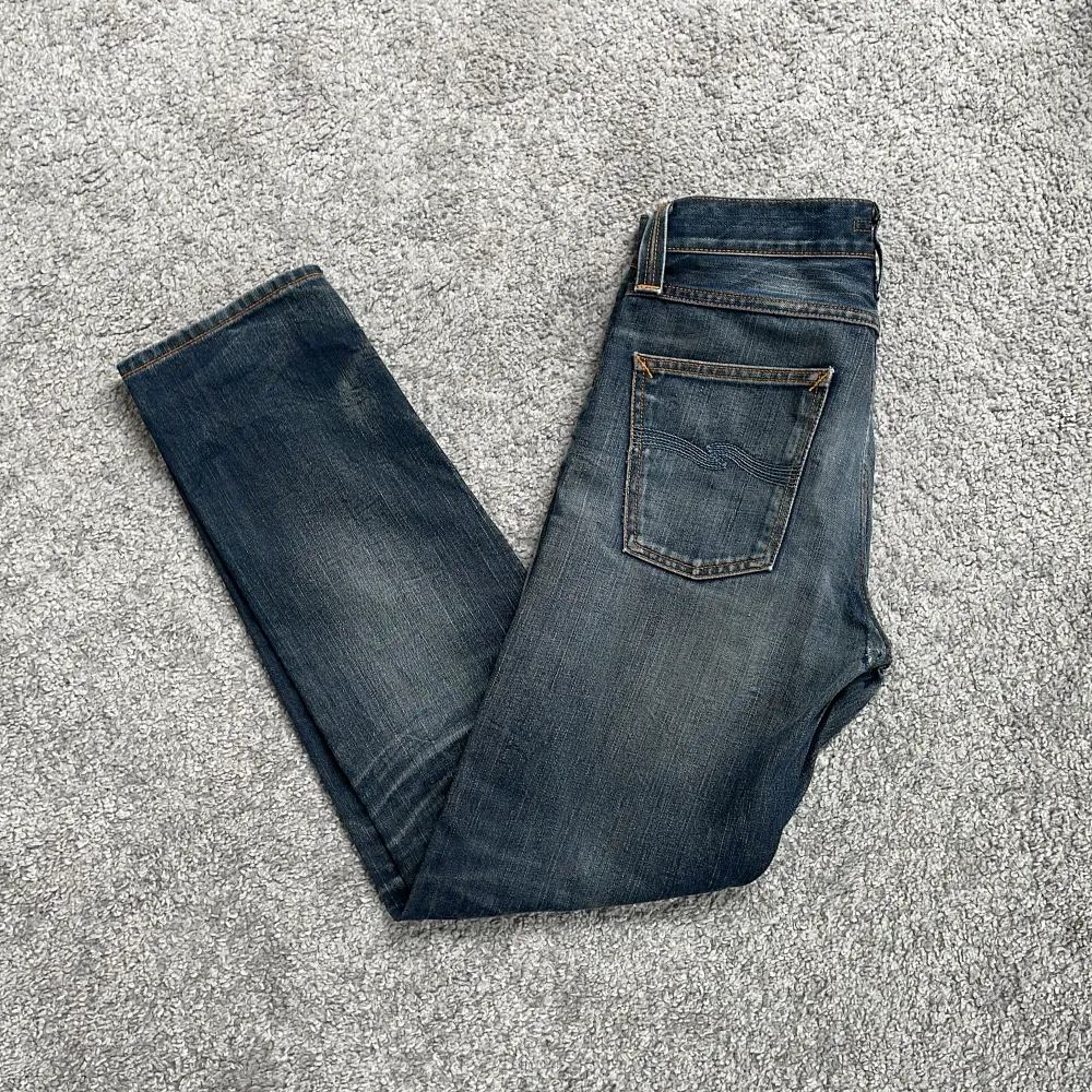 Ett par nudie jeans i steady Eddie strl 30/32! färg indigo night, skriv gärna vid frågor och funderingar, har dock en defekt i skrevet!. Jeans & Byxor.