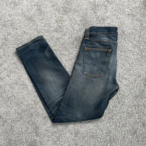 Nudie jeans - Ett par nudie jeans i steady Eddie strl 30/32! färg indigo night, skriv gärna vid frågor och funderingar, har dock en defekt i skrevet!