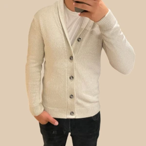 Cardigan tröja  - Säljer denna riktigt snygga tröjan perfekt nu inför hösten och vintern. Vid frågor och funderingar skriv gärna! 