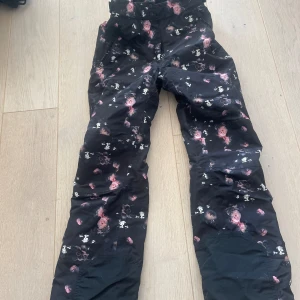 Skidbyxor - Skidbyxor Använd en skidvecka  Strl 170/xs/s