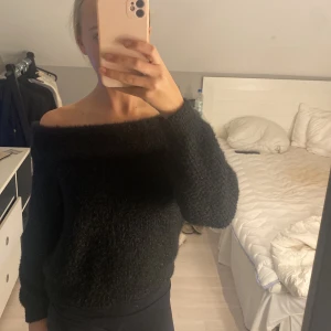 Svart ofshoulder tröja - Svart ofshouldertröja i XS