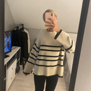 Randig tröja - Beige-svart tröja ifrån veromoda i strl XS parfekt nu till hösten💗 Nästan nyskick