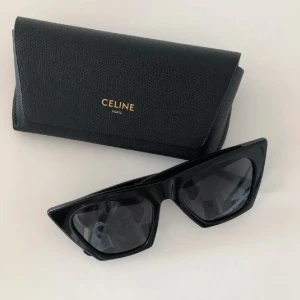 Celine solglasögon  - Celine Edge solglasögon. Använda ganska mycket. Inga synliga defekter förutom att texten på fodralet är utsuddad. Köpte vintage, har därför inget kvitto/äkthetsbevis på dem! Fodral medföljer 🖤