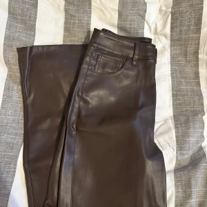 Skinnbyxor - Bruna skinnbyxor från Bikbok i storlek 36, skriv för fler bilder 🩷