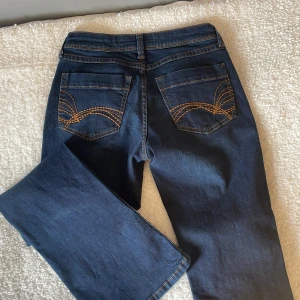 Lågmidjade bootcut jeans - Lågmidjade bootcut jeans från Hm! Använda endast en gång och därför inga defekter alls! Säljer pga de inte riktigt passade mig. Innerbenslängden är 77 cm och är i storlek 36.