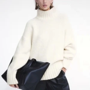 Stickad tröja HM - Den ör bara använd en gång och nypriset ör ca 450 tror jag🥰 jätte mjuk men ganska oversize