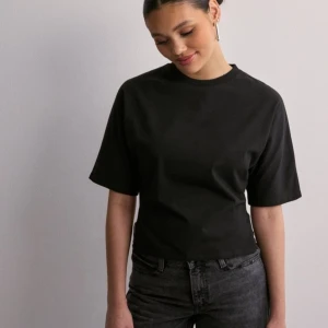 Opel back Tie tee  - Säljer min tröja från Nelly eftersom den inte kommer till användning, köpte den för 249 och säljer för 200💕