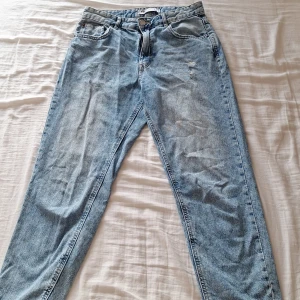 Blåa jeans byxor ganska stora i midjan men kortare till benen. - Jag har inte använd dom mycket men bara någon enstakad gång men dom är fortfarande i väldigt bra skick, och korta till benen