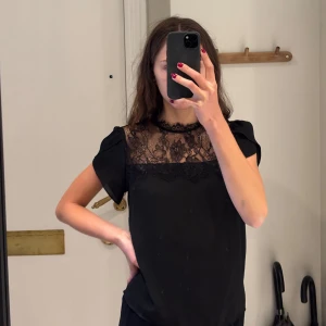 Blus med spetsdetaj  - Blus från Zara med spetsdetalj i strl xs