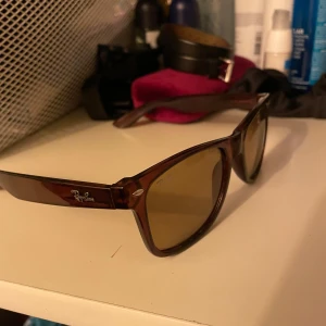 Rayban boyfriend - Rayban boyfriend solglasögon, inköpte förra året och passar dem flesta i storlek. Inga tydliga fel eller skador.
