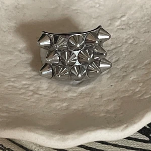 Peak Ring Steel Edblad, Stl M, silver - Säljer denna fina ring då den tyvärr inte kommer till användning. Den är gjord av blankt rostfritt stål och är nickelsäker. Storlek M (17,5 mm). Väldigt bra skick! Köpt för 399 kr.