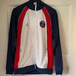 Säljer denna snygga Jordan x Psg zip tröja i storlek S. Mycket bra skick och inga tecken på användning. 