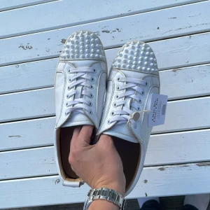 Christan Loubitin Skor - Säljer ett par loubs i väldigt bra skick, nästan som nya förutom att sulan är lite smutsig. Authenticity checkade av Vestariare Collective! Tyvvär inget OG kvar. Pris kan diskuteras.  Hör av er vid frågor och funderingar.