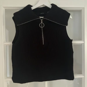 Stickad väst från vero Moda  - Stickad väst med dragkedja från vero Moda, storlek M, bra skick, säljer för 40kr 