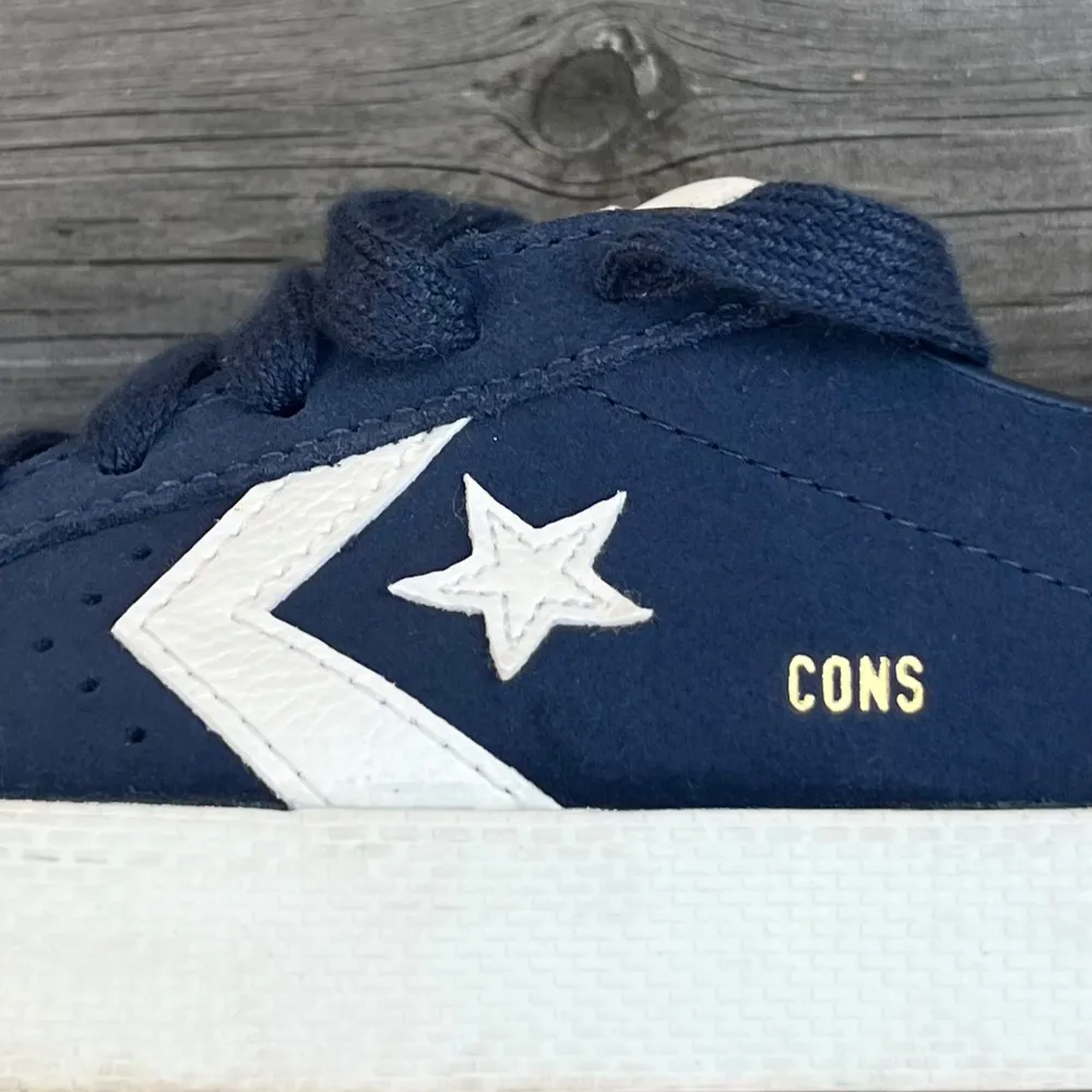  Säljer dessa Converse Cons i storlek 37. Använda ca 3 gånger. Köpta för 850 kr. Hör av er vid frågor eller funderingar. Priset kan diskuteras 😁. Skor.