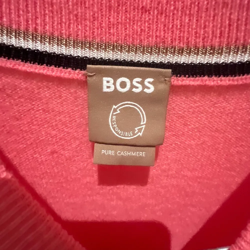 Säljer min fina Cashmere tröja från Hugo Boss💕🥰Säljer då den inte används längre. Köpte tröjan för 2700 kr och säljer för 900kr💙tröjan är i storlek S. Tröjor & Koftor.