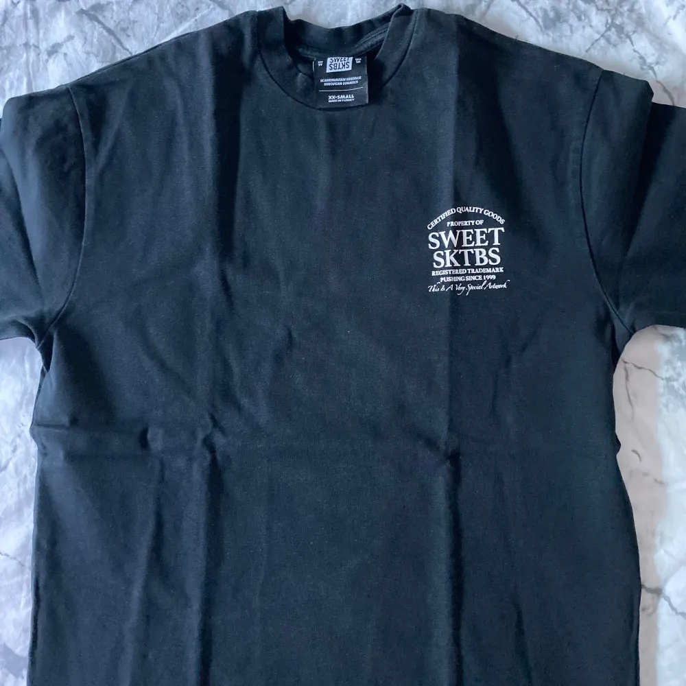 Säljer nu min sweet sktbs t-shirt köpt på Junkyard. Nypris: 450 :-, skick: 10/10 Säljer pga för liten. Sparsamt använd, köpare står för frakt 📦!. T-shirts.