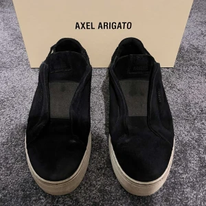 Axel Arigato  - Tja säljer ett par stilrena Axel Arigato utan snörning. 7/10 skick då man ser lite slitningar på kanten och lite på sulan men syns inte när man går. Storlek 43 men passar även 44. Hör av er för frågor😁. Påse och box tillkommer.🙌🏽