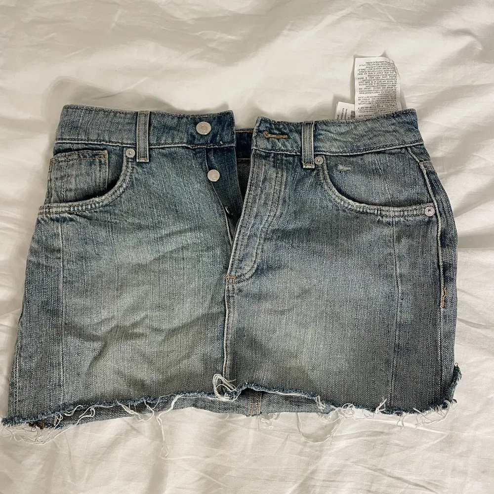 Jättefin lågmidjad jeanskjol från zara i storlek S! Kjolen är endast använd vid fåtal tillfällen därmed superbra skick. Säljer då den tyvärr inte kommer till användning. Pris kan diskuteras 🌸🌸🌸. Hameet.