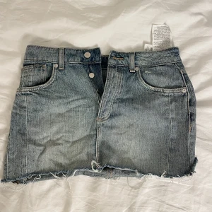 Lågmidjad jeanskjol zara - Jättefin lågmidjad jeanskjol från zara i storlek S! Kjolen är endast använd vid fåtal tillfällen därmed superbra skick. Säljer då den tyvärr inte kommer till användning. Pris kan diskuteras 🌸🌸🌸