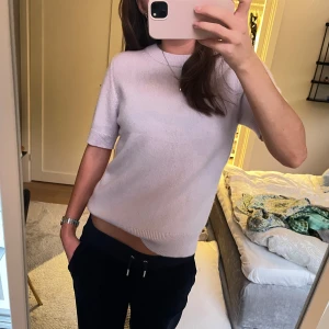 Kashmir tröja  - Så himla mysigt ljus lila Kashmir t shirt från COS! Mycket bra skick då den knappt är använd❤️❤️