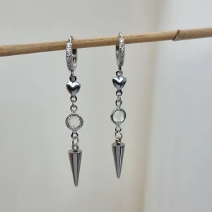 Handgjorda örhängen - Handgjorda örhängen●Följ :@ekjewelryofficial🤲 ● 💎Material- 100% rostfritt stål ●Örhängeskrokar -rostfritt stål och kristall. Nickel fri. Längd -5,5cm. Vattentåliga, ändrar inte färgen! 