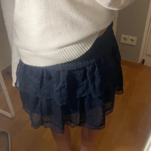 Volang kjol - Mörkblå volangkjol med prickar. Använts fåtal gånger💘