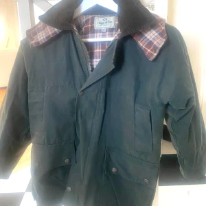 Oljerock höstjacka - ca stl 116 (4-6 år) - Oljerock höstjacka - ca stl 116 (4-6 år) Avtagbar kapuschong 