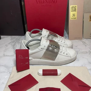 Valentino open - Ett par nya Valentina opens i väldigt bra skick de är i storlek 37