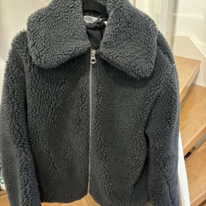 Teddy jacka  - Säljer denna grå Teddy jacka från weekday då den inte längre kommer till användning, den är sällan använd och är i bra skick 💗💗