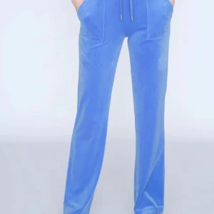 Juicy Couture  - Juicy byxor i färgen regatta och i storlek S men funkar till Xs också💙