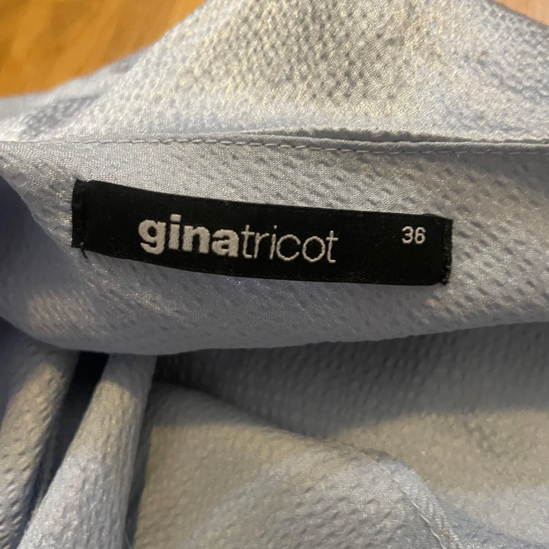 Fin blå blus med volang  - 91