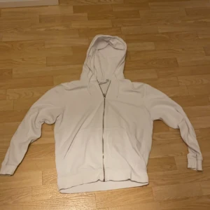 Weekday hoodie - Weekday hoodie storlek S men sitter mer som en stor M