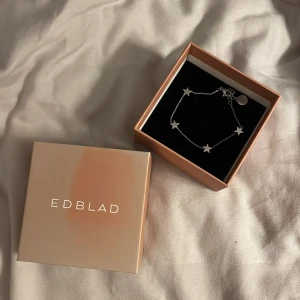Säljer mitt Edblad armband då det aldrig kommer till användning, jättebra skick, pris kan diskuteras💕 - det är 20 centimeter långt, kommmer med lådan men ej med kvitto för att jag köpte den för ca 2 år sedan, passar till det mesta och som sagt väldigt bra skick💕