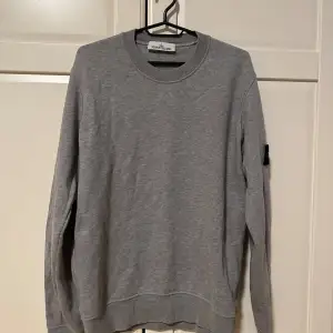 Säljer denna Stone island sweatshirt därför att den inte kommer till användning inköpt på nk för 2900 för ett halv år sedan varan kommer med nk påse. Skick 9/10, 