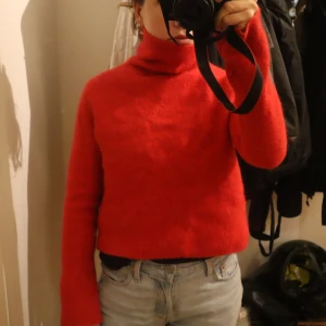 Röd stickad tröja other stories - En röd stockad tröja från & other stories. Storlek xs. 41% alpaca. 