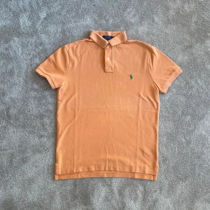 Ralph Lauren Orange Polo - Ge bud för snabb affär! En klassisk Ralph lauren Polo, perfekt för old money stil, Stockholmsstil, eller grish. Skriv gärna om mått och andra frågor!