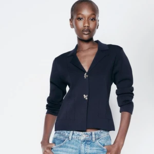 Zara kofta - Säljer min helt nya zara kofta i storlek M, passa mer en xs/s. Säljer då jag tyckte den va lite för liten för mig och har dragit av prislappen. Men den är endast testad🩷