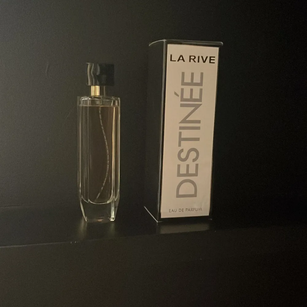 Tjena! En helt oöppnad La Rive eau de parfum som luktar nästan lika dant som YVES SAINT LAURENT parfym! Testa på den för du kommer aldrig köpa något så bra som den!!🥳. Parfym.