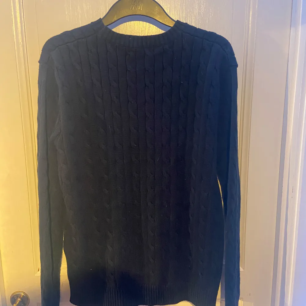 Nyskick Ralph Lauren CableKnit, har tagit av tagsen, men aldrig använt då jag också fick en svart. Storlek S så passar från ca 175-185 🙌🏼 Priset är inte hugget i sten. Hoodies.