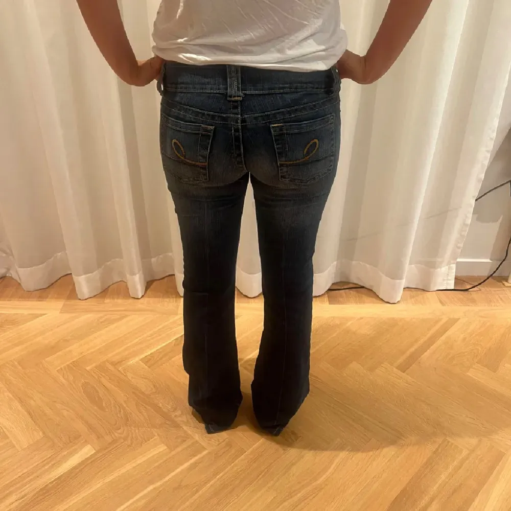 Säljer ett par low waist jeans då dom var för små på mig, bilderna är från förra ägaren så det är bara att fråga om egna bilder. Jättesnygga fickor och dom är i jättefint skick💓. Jeans & Byxor.